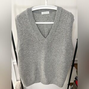 Gray Kintted vest